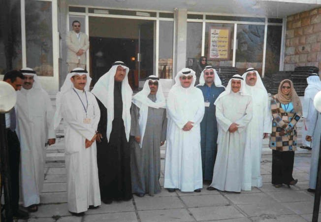 عبداللطيف الخضر اثناء زيارة وزير الاعلام السابق انس الرشيد لرابطة الادباء﻿