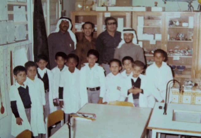 عبداللطيف الخضر مع بعض المدرسين والتلاميذ﻿
