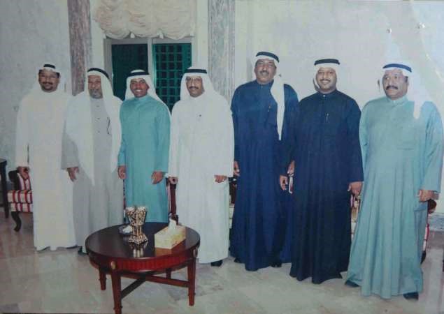 عبداللطيف الخضر مع مجموعة من المدرسين﻿