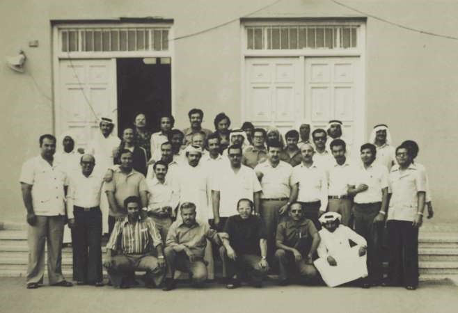 عبداللطيف الخضر مع عدد من المدرسين في مدرسة الفنطاس﻿