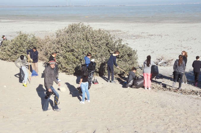 همة ونشاط في تنظيف شاطئ الصليبخات﻿