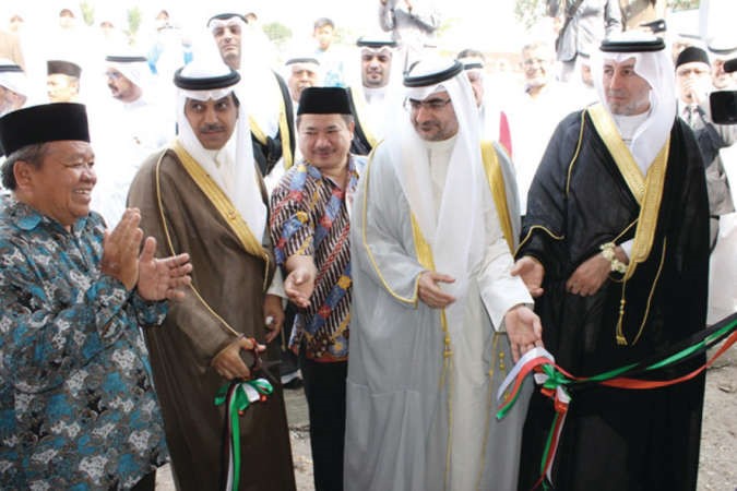 السفير ناصر العنزي ووليد الكندري وسالم حمادة خلال افتتاح الاحتفال﻿