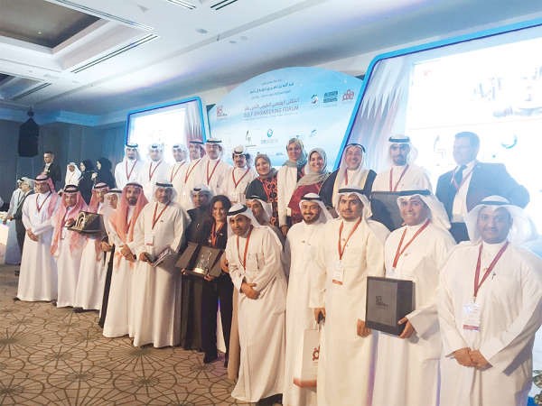 ماياد الحمود متوسطا المهندسين والمهندسات بالدوحة﻿