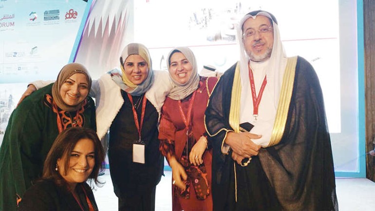 م اياد الحمود مع م اشواق المضف ومجموعة من المهندسات خلال مشاركتهم في المنتدى﻿