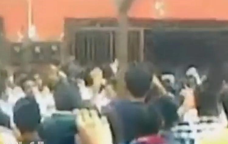 بالفيديو.. آلاف الهنود يقتحمون السجن ويقتلون متهماً بالاغتصاب ويمثلون بجثته