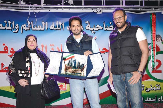العثمان يكرم الفائزة بجائزة تزيين افضل منزل وبجانبه المسري