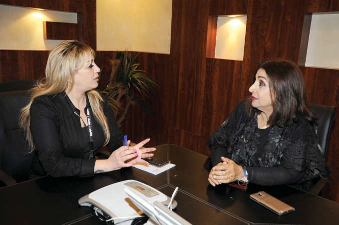 المحامية سارة الدعيج متحدثة الى الزميلة دانيا شومانقاسم باشا﻿