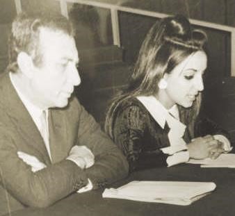 سارة الدعيج خلال تقديمها امسية شعرية لنزار قباني في الكويت عام 1968﻿
