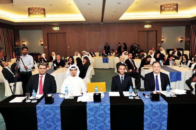 لجنة تحكيم مسابقة معهد المحللين الماليين المعتمدين لتحدي البحوث المكونة من فيصل حسن وحامد الفليج وفيصل العوضي وحسين شحرور 