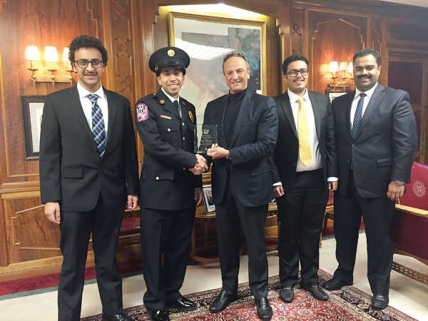 السفير الشيخ سالم العبدالله وضاري الحويل واعضاء اتحاد طلاب الكويت 