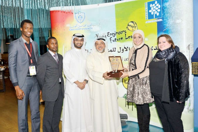 م اياد الحمود يتسلم درعا تكريمية من اعضاء المنتدى