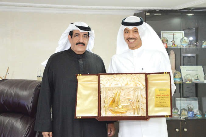 خالد ناصر السويلم يتسلم درعا من احمد عجب﻿