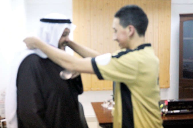  محمد الهندال يقدم ميداليته الى رئيس برقان هملان الهملان ﻿