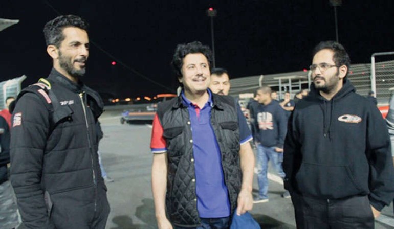 الشيخ عزام الصباح مع الشيخ دعيج فهد الدعيج خلال السباق ﻿