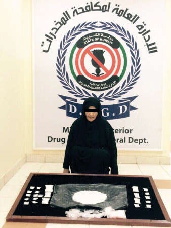 المواطنة وامامها الايس المخدر