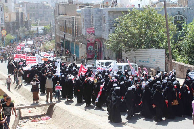 نساء يتقدمن مظاهرة حاشدة رفضا لانقلاب الحوثيين في اب امسرويترز 