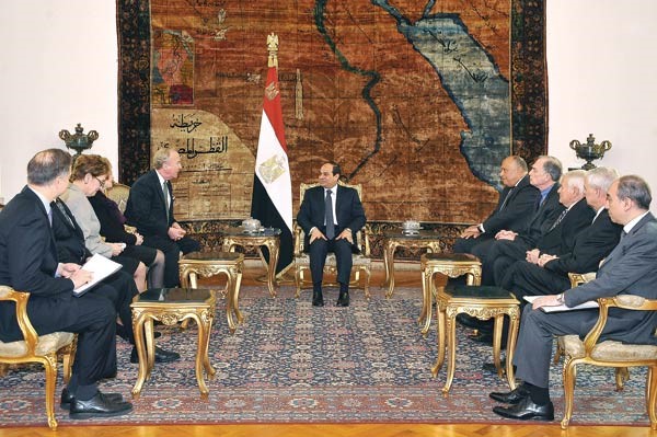 الرئيس المصري عبد الفتاح السيسي ملتقيا وفد الكونغرس الاميركي في القصر الرئاسي بالاتحادية امسا ف پ