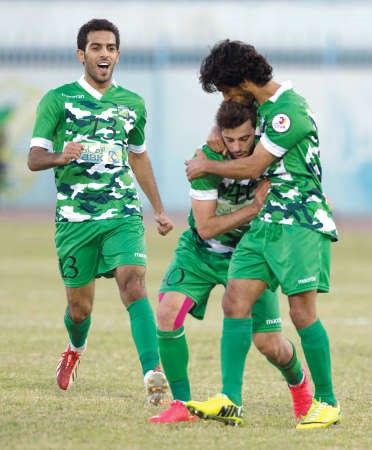 المحترف السوري محمود المواس يتلقى التهنئة من علي مقصيد الازرق كوم ﻿