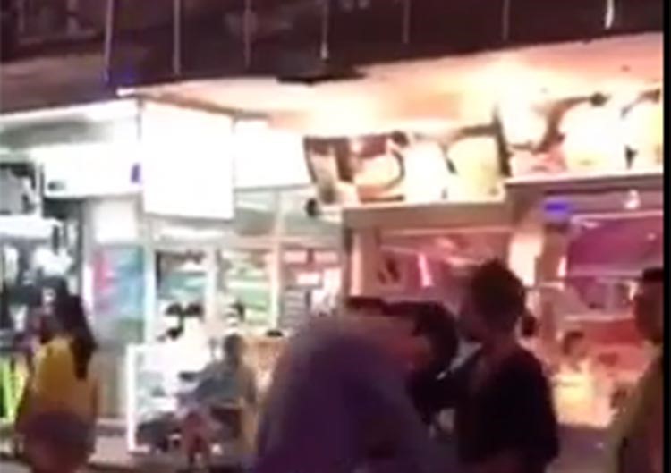 بالفيديو.. تايلندية تؤدب زوجها ضربا على الطريق.. وكويتيون يصورون الحادثة ويسخرون