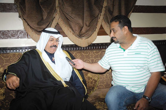 الشيخ احمد النواف متحدثا للزميل عادل الشنان هاني عبدالله 