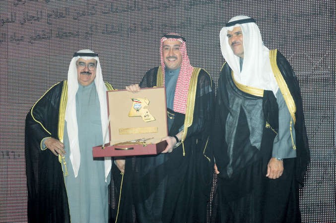 الشيخ سلمان الحمود والفريق ثابت المهنا خلال تكريم الشيخ فيصل الحمود 