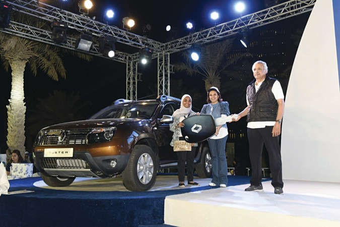 سارة الملا الفائزة باحدى سيارات Renault2015 تتسلم جائزتها من شيخة البحر وصالح البابطين﻿