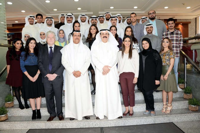 ديعقوب الرفاعي يتوسط مجموعة المنتسبين الى البرنامج