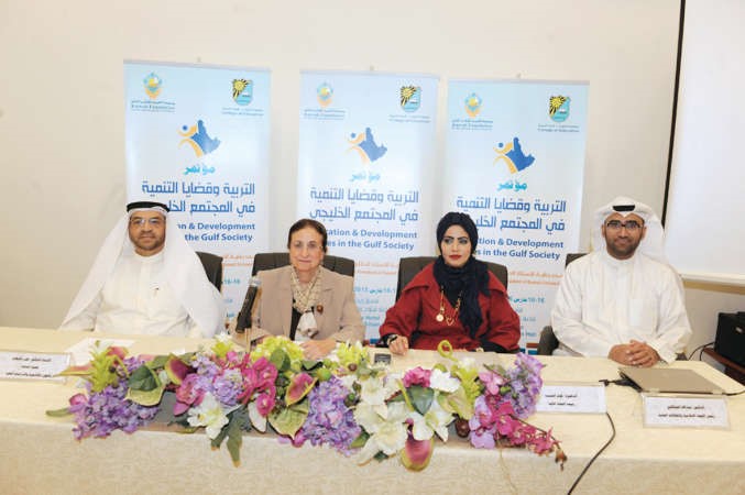 دنجاة المطوع ودعلي الشهاب خلال المؤتمر ﻿