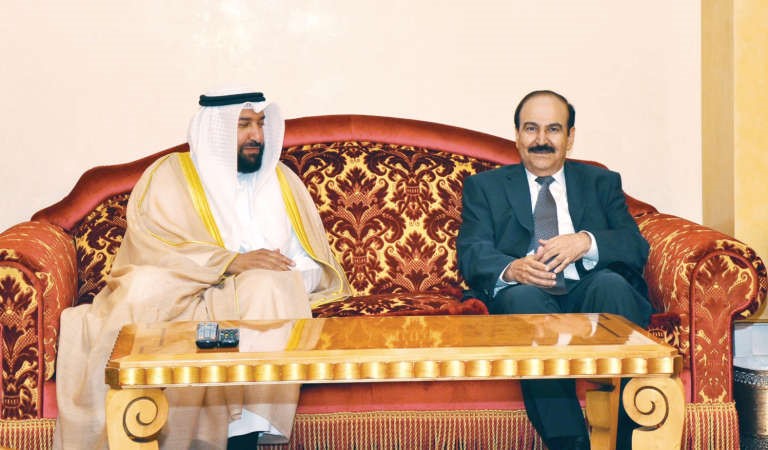 د علي العمير خلال وصوله المنامة وفي استقباله د عبدالحسين ميرزا 	كونا﻿