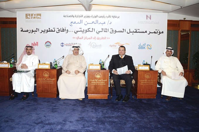 صالح السلمي وعماد المنيع خلال جلسة العمل الثانية في المؤتمر