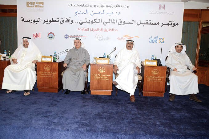 حمد العميري وايمن بودي ود يوسف العوضي وعلي البدر خلال جلسة العمل الاولى في المؤتمر
