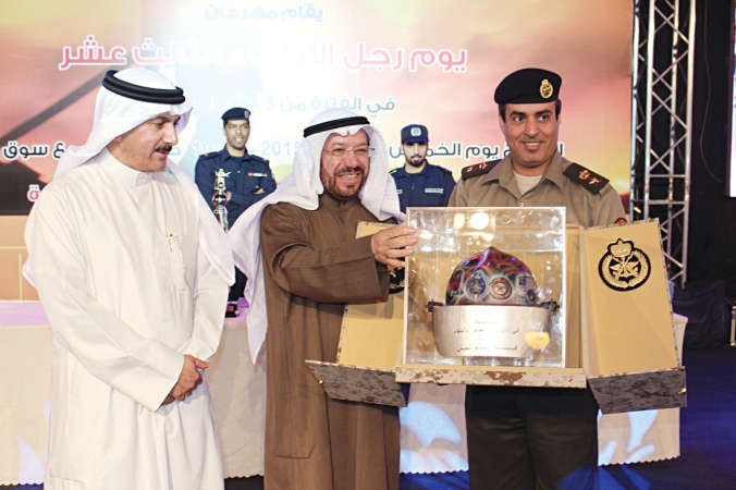اللواء الانصاري والعميد المكراد يقدمان درعا تذكارية﻿