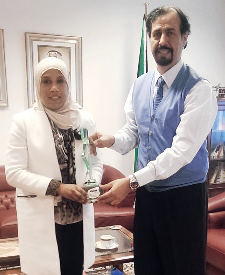 سفيرنا في ايطاليا الشيخ علي الخالد متسلما درع الانباء من الزميلة نوف العياضي﻿