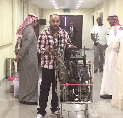 الزميل احمد خميس يعرض بعض الاسلحة التي سلمت الى الداخلية﻿