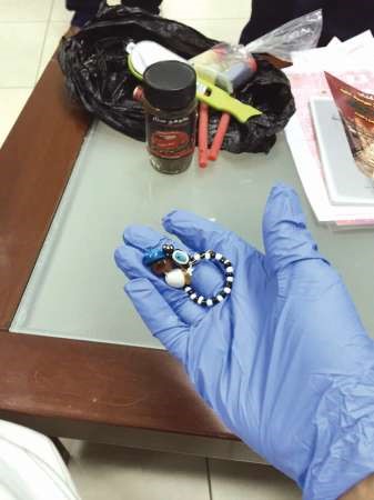 الخرز الذي ضبطه رجال الجمارك بحوزة الساحر﻿