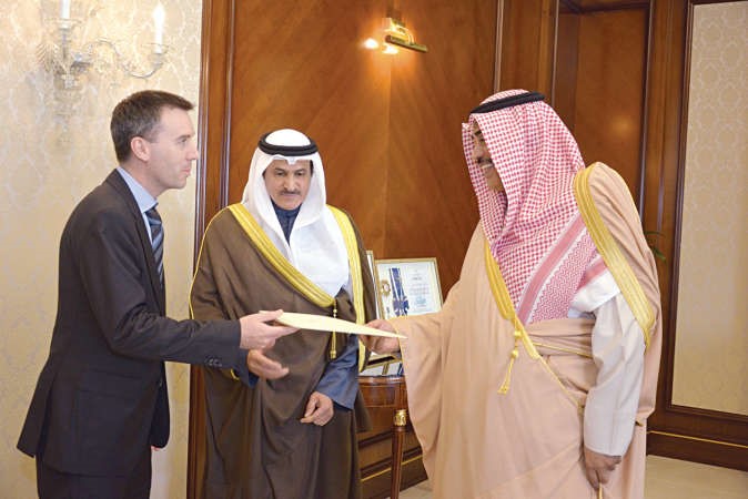 الشيخ صباح الخالد يتسلم نسخة من اوراق اعتماد سفير استراليا الجديد وارن غرانت هوك ﻿