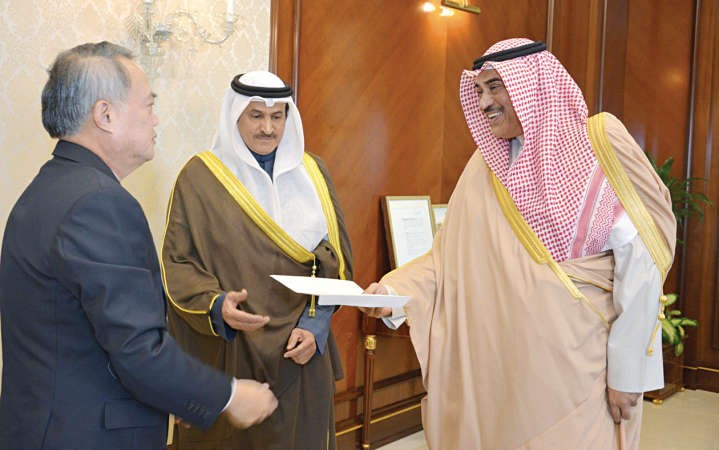 الشيخ صباح الخالد يتسلم نسخة من اوراق اعتماد سفير مملكة تايلند الجديد براساس براساسفينيتشاي ﻿