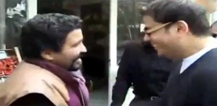 بالفيديو.. ماذا فعل عمرو دياب عند لقاؤه بمصري من إمبابة في اليونان؟