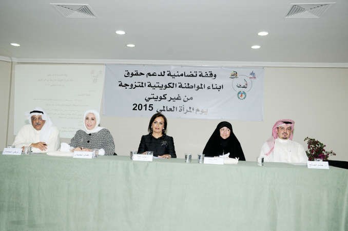 دهشام الصالح ودخديجة المحميد ولولوة الملا ونضال الحميدان ودوخي الحصبان خلال المؤتمر الصحافي على هامش الوقفة التضامنية انور الكندري