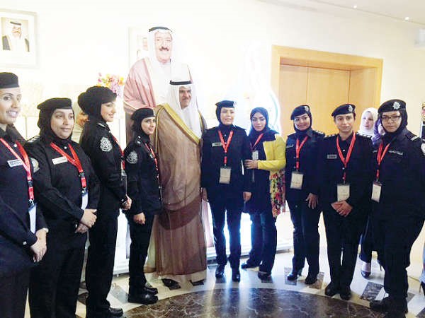 الشيخ سلمان الحمود متوسطا عددا من قيادات الشرطة النسائية