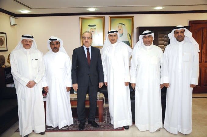 دهيثم الاثري مستقبلا درضا الخياط وعددا من المهنئين﻿
