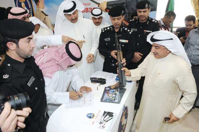 د عبدالحميد دشتي يسلم سلاحه الى المباحث الجنائية﻿