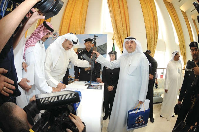 عبدالله التميمي يسلم سلاح الكلاشينكوف الى وزارة الداخلية	هاني الشمري﻿