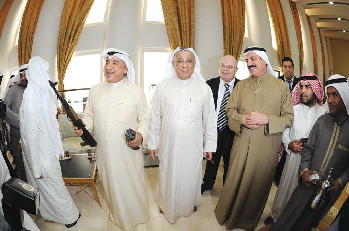 عبدالله المعيوف ونبيل الفضل ود عبدالحميد دشتي خلال حملة الاعلام الامني لتسليم الاسلحة والذخائر﻿