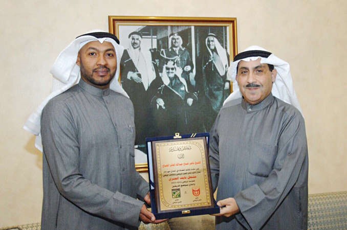 الشيخ ناصر صباح الجابر يتسلم درعا من مشعل نايف﻿