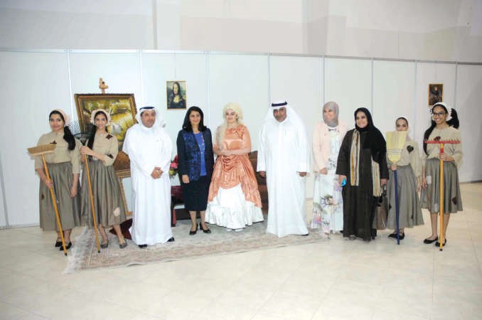 ناجي الزامل وسوسن الشايجي يتوسطان عددا من المشاركين في المعرض﻿