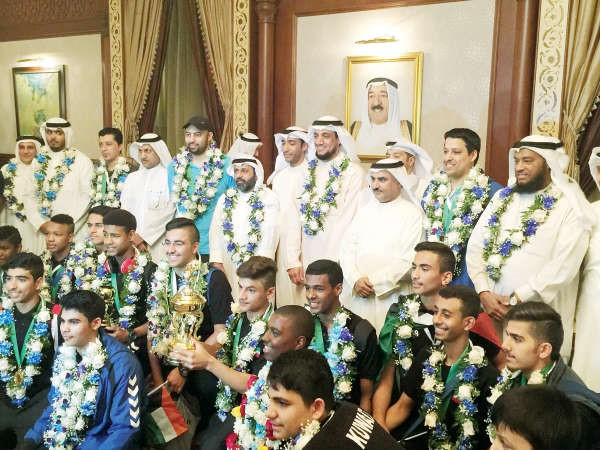 دسعود الحربي متوسطا الطلبة ابطال الخليج لكرة اليد﻿