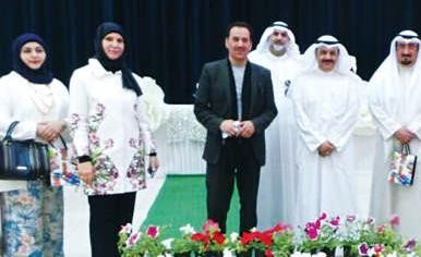 دماجد العلي وعبد الرضا رجب وحسين بهبهاني وايمان الشطي خلال المعرض﻿