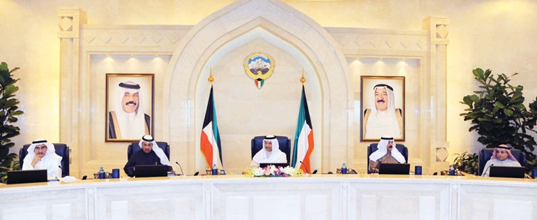 سمو رئيس مجلس الوزراء الشيخ جابر المبارك مترئسا جلسة امس ويبدو الشيخ محمد الخالد والشيخ خالد الجراح ودعبدالمحسن المدعج ومعبدالعزيز الابراهيم