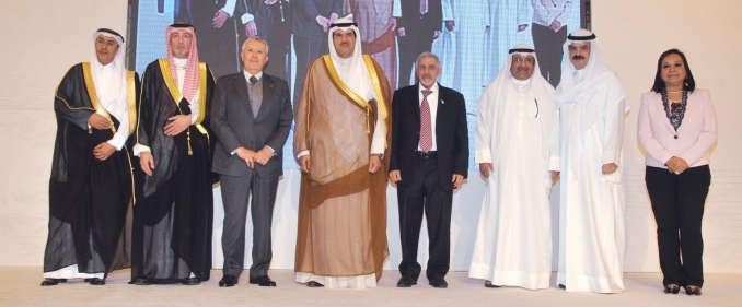 الشيخ سلمان الحمود في لقطة جماعية مع المكرمين في ملتقى مجلة العربي﻿